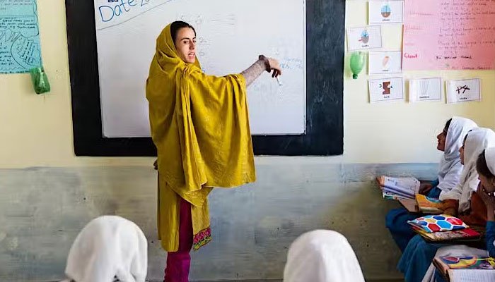 Sindh’s Education Department Bans Teachers from Coaching Centers